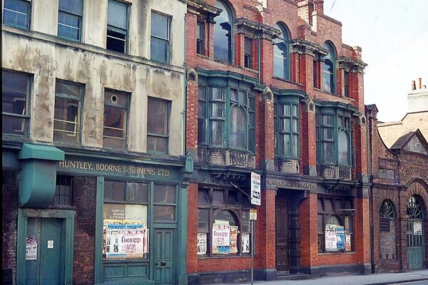1970 - HBS - London St (118 to 128) entrance